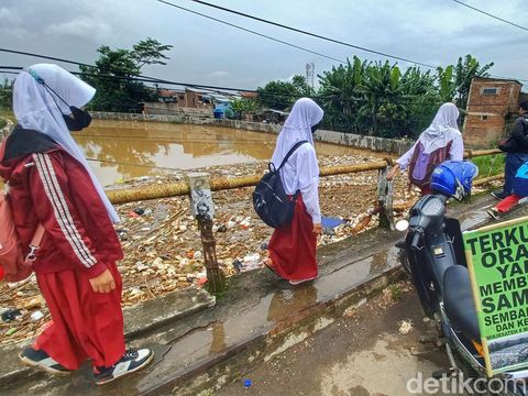 Sampah menumpuk di bawah jembatan Sungai Cisangkuy.