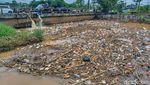 Sampah Menumpuk di Jembatan Sungai Cisangkuy