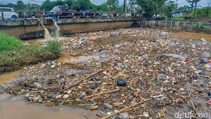 Sampah tampak menumpuk di jembatan Sungai Cisangkuy, anak sungai Citarum, Baleendah, Kabupaten Bandung. Hal ini yang menjadi salah satu penyebab banjir di kawasan tersebut.