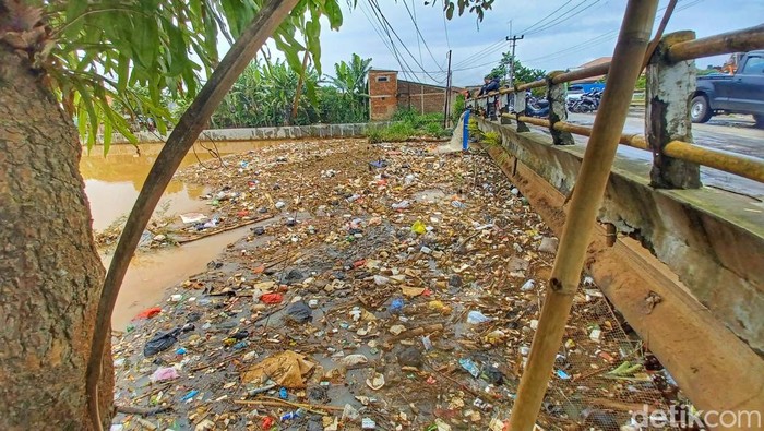 Sampah tampak menumpuk di jembatan Sungai Cisangkuy, anak sungai Citarum, Baleendah, Kabupaten Bandung. Hal ini yang menjadi salah satu penyebab banjir di kawasan tersebut.