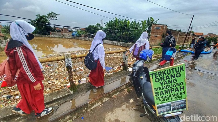 Sampah tampak menumpuk di jembatan Sungai Cisangkuy, anak sungai Citarum, Baleendah, Kabupaten Bandung. Hal ini yang menjadi salah satu penyebab banjir di kawasan tersebut.