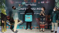 Menteri Pariwisata dan Ekonomi Kreatif RI Sandiaga Uno difampingu Direktur Foods & Refreshment PT Unilever Indonesia Tbk Hernie Raharja - Deputi Bidang Ekonomi Digital dan Produk Kreatif Kementerian Pariwisata dan Ekonomi Kreatif RI Muhammad Neil El Himam, M.Sc dan pendiri Mie Aceh Seulawah Ratna Dwikora, menghadiri peluncuran Festival Jajanan Bango (FJB) Mandalika 2022 di Jakarta.