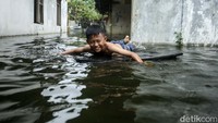 Banjir yang telah seminggu ini dijadikan lahan berenang gratis bagi anak-anak.