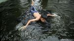 Santuy Dulu di Banjir Duren Sawit