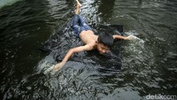 Mereka nampak ceria berenang meski air telah menghitam.