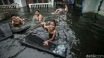 Santuy Dulu di Banjir Duren Sawit