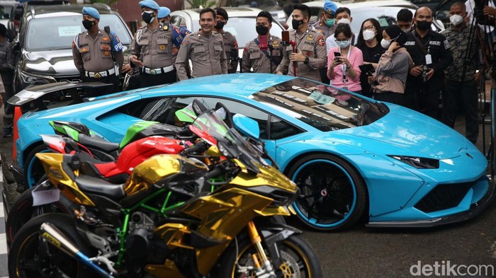 Polisi menyita sejumlah barang bukti dari tersangka Doni Salmanan terkait aplikasi trading Quotex. Ada mobil mewah hingga uang bertumpuk-tumpuk.