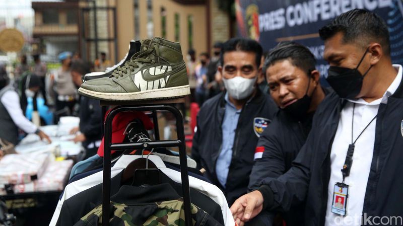 Polisi menyita sejumlah peralatan bukti dari tersangka Doni Salmanan mengenai aplikasi trading Quotex. Ada mobil mewah hingga duit bertumpuk-tumpuk.