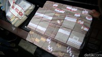 Tak ketinggalan juga duit gepokan dengan pecahan Rp 100 ribu terdapat dalam daftar barang bukti.