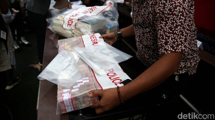 Sederet Barang Mewah dan Uang yang Disita dari Doni Salmanan Polisi menyita sejumlah barang bukti dari tersangka Doni Salmanan terkait aplikasi trading Quotex. Ada mobil mewah hingga uang bertumpuk-tumpuk.