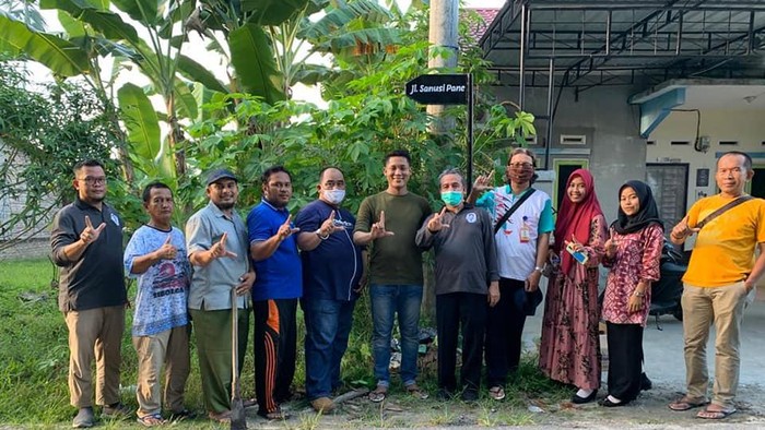 Sejumlah penggiat literasi sastra Indonesia didokumentasikan di Jalan Sanusi Pane, Kelurahan Mutiara, Kabupaten Asahan