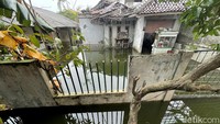 Banjir masih merendam area permukiman di kawasan Duren Sawit, tepatnya di Jalan Haji Dogol, Kelurahan Pondok Bambu, Kecamatan Duren Sawit, Jakarta Timur.