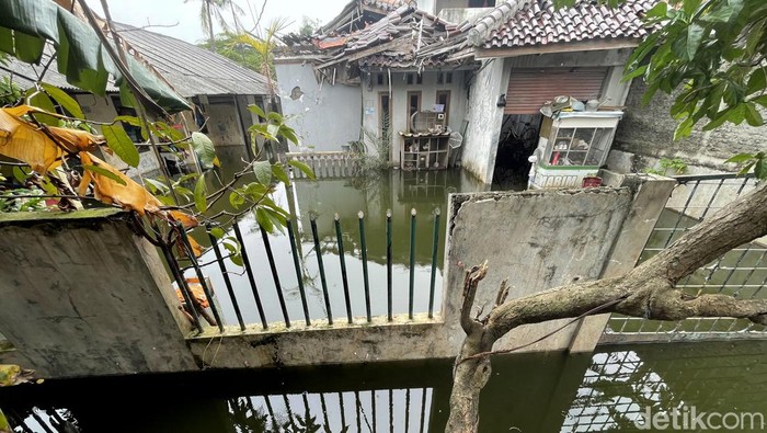 Sepekan Kebanjiran, Begini Kondisi Permukiman di Duren Sawit Jaktim Area permukiman di kawasan Duren Sawit, Jakarta Timur, masih terendam banjir sepekan terakhir ini. Air bahkan masuk ke dalam rumah-rumah warga. Ini fotonya.