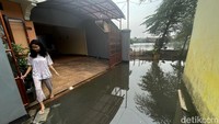 Masalah ini telah dilaporkan warga ke Pemprov DKI Jakarta via Twitter, terdaftar di Portal CRM dengan nomor laporan JK2203110259 tertanggal 11 Maret 2022. Iwan selaku warga dan Ketua RT 16 RW 7 menjelaskan, ada tiga RT yang terdampak banjir, yakni RT 15, 16, dan 17. Total keseluruhan rumah yang terdampak banjir ada sekitar 70 rumah.