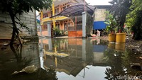 Iwan mengatakan, pihak RT, RW, camat, SDA, dan pihak berkaitan lainnya sudah melakukan rapat. Hasil rapatnya adalah pihak dinas setempat akan melakukan pengerukan saluran air, Selasa (14/3), yakni hari ini. Saluran atau got ini tersumbat lantaran tertutup longsoran tanah.