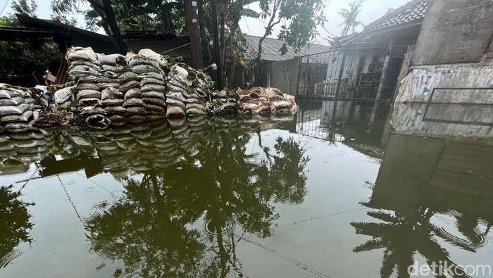 Area permukiman di kawasan Duren Sawit, Jakarta Timur, masih terendam banjir sepekan terakhir ini. Air bahkan masuk ke dalam rumah-rumah warga. Ini fotonya.