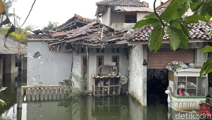 Sepekan Kebanjiran, Begini Kondisi Permukiman di Duren Sawit Jaktim Area permukiman di kawasan Duren Sawit, Jakarta Timur, masih terendam banjir sepekan terakhir ini. Air bahkan masuk ke dalam rumah-rumah warga. Ini fotonya.