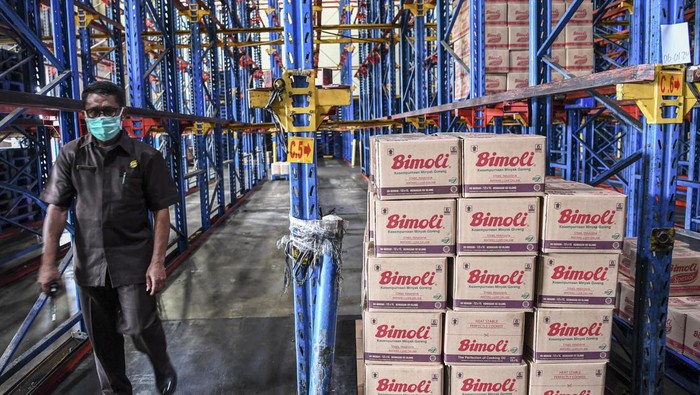 SIDAK KE GUDANG DISTRIBUSI MINYAK GORENG Seorang pegawai membongkar muat kardus berisi margarin di gudang PT Salim Ivomas Pratama di Tanjung Priok, Jakarta, Selasa (15/3/2022). Dinas Perindustrian, Perdagangan, Koperasi, Usaha Kecil dan Menengah (PPKUKM) DKI Jakarta bersama Polda Metro Jaya melakukan inspeksi mendadak (sidak) di gudang tersebut untuk memastikan kewajiban memproduksi sebanyak 350 ribu liter minyak goreng per bulan yang akan didistribusikan kepada masyarakat. ANTARA FOTO/M Risyal Hidayat/wsj.