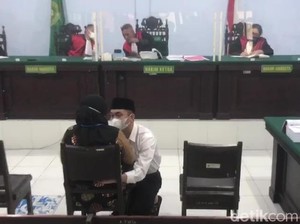 Saat Bripda Randy Berlutut Minta Maaf ke Ibu Novia Widyasari