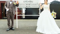 Selanjutnya yaitu paket foto yang lebih sederhana seharga 384.625 Yen (Rp 47 juta) menampilkan sesi fotografi khusus untuk pengantin di Hirosegawara Rail Yard dan berbagai stasiun di sepanjang Jalur Chichibu.