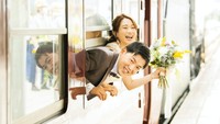 Ada dua pilihan yang bisa dinikmati pasangan pengantin. Pertama Photos & Train Car Reservation plan seharga 439.625 yen (sekitar Rp 53 juta). Paket ini menampilkan sesi fotografi untuk pasangan di depan lokomotif uap C58363, yang berdiri sejak tahun 1944, serta di Hirosegawara Rail Yard.