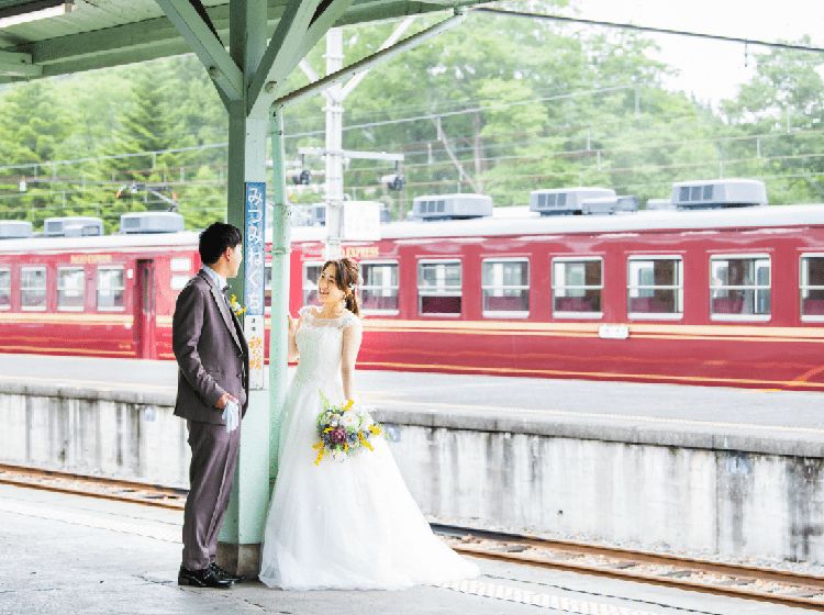 Ide Nih, Resepsi dan Foto-foto di Stasiun Bergaya Retro