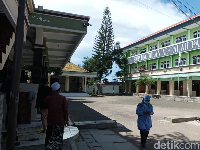 SMP Unggulan Al-Falah Buduran tempat siswi yang tidak bisa ujian karena menunggak SPP