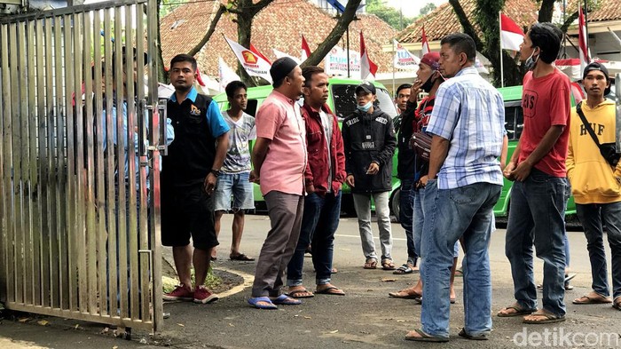 Sopir angkot jurusan Sukaraja-Sukabumi demo di depan kantor Dishub Kota Sukabumi. Aksi itu berkaitan dengan penolakan reaktivasi trayek angkot di Kota Sukabumi.