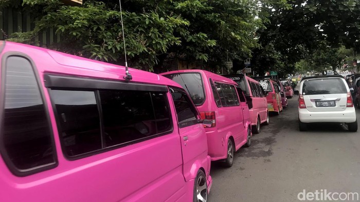 Sopir Angkot Geruduk Kantor Dishub Kota Sukabumi, Ini Tuntutannya Sopir angkot jurusan Sukaraja-Sukabumi demo di depan kantor Dishub Kota Sukabumi. Aksi itu berkaitan dengan penolakan reaktivasi trayek angkot di Kota Sukabumi.