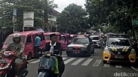 Sopir angkot jurusan Sukaraja-Sukabumi gelar aksi unjuk rasa di depan kantor Dinas Perhubungan Kota Sukabumi, Jawa Barat, Selasa (15/3/2022). Pantauan detikJabar, mereka memarkirkan angkot di badan jalan. Terpantau arus lalu lintas ramai lancar, karena Jalan Arif Rahman Hakim sedari awal menerapkan satu arah jalan kendaraan.