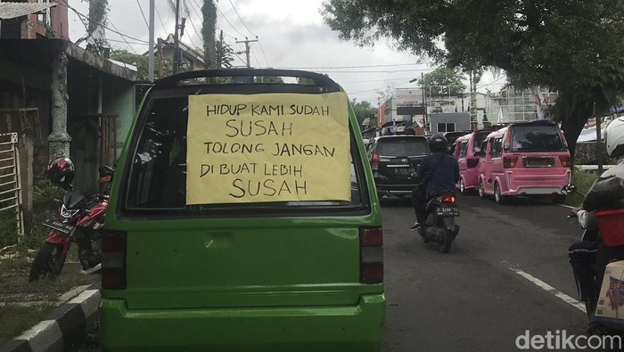 Sopir angkot melakukan demonstrasi trayek angkot di Kota Sukabumi