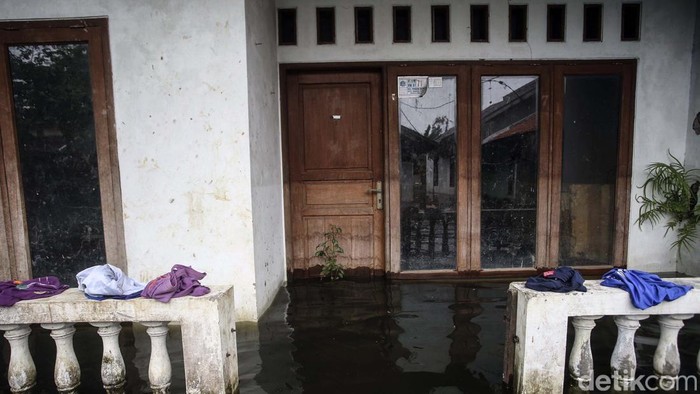 Banjir merendam kawasan Kelurahan Pondok Bambu, Kecamatan Duren Sawit, Jakarta Timur. Sudah sepekan air menggenngi kawasan tersebut.