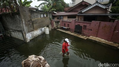 Potret Aktivitas Warga di Tengah Banjir Duren Sawit, Jakarta