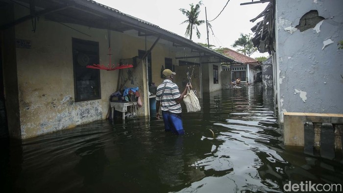Banjir merendam kawasan Kelurahan Pondok Bambu, Kecamatan Duren Sawit, Jakarta Timur. Sudah sepekan air menggenngi kawasan tersebut.