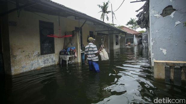 Banjir merendam kawasan Kelurahan Pondok Bambu, Kecamatan Duren Sawit, Jakarta Timur. Sudah sepekan air menggenngi kawasan tersebut.