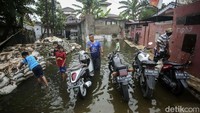 Pantauan detikcom di lokasi banjir tepatnya di Jl Haji Dogol, Kelurahan Pondok Bambu, Kecamatan Duren Sawit, Jakarta Timur, Selasa (15/3/2022) pukul 12.00 WIB, air masih menggenang.