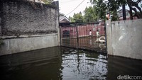 Terlihat ketinggian air dari kemarin sore belum surut. Bahkan banjir masih menggenangi akses jalan.