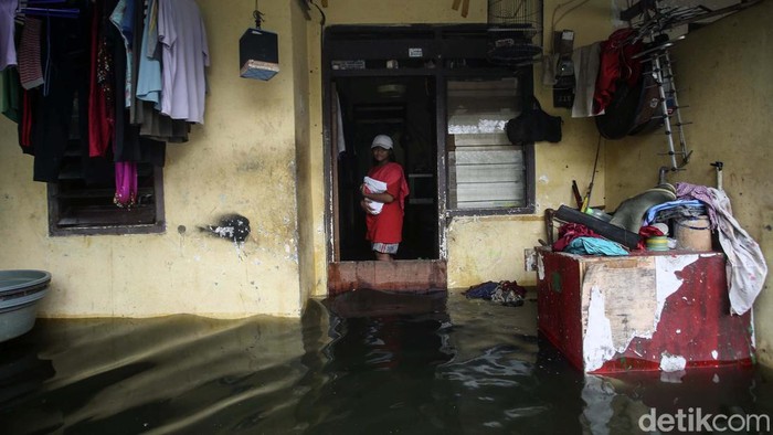 Banjir merendam kawasan Kelurahan Pondok Bambu, Kecamatan Duren Sawit, Jakarta Timur. Sudah sepekan air menggenngi kawasan tersebut.