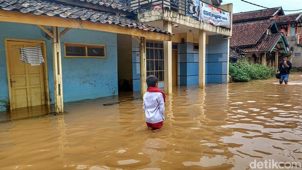 Sungai Citarum Meluap, Banjir Rendam Baleendah Bandung