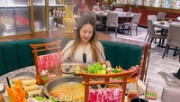 Asyik makan hotpot ala China, Susyen siap melahap aneka daging dan sayuran. Good food, good life, tulis Susyen pada keterangan fotonya.  Foto: Instagram @susyenreginaa