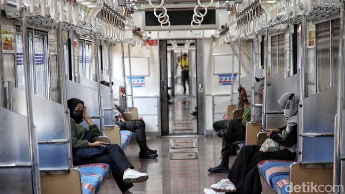 Syarat naik KRL sudah ditetapkan oleh pemerintah. Dalam kebijakan terbarunya, ada sejumlah aturan yang disesuaikan. Seperti apa syarat naik KRL terbaru?