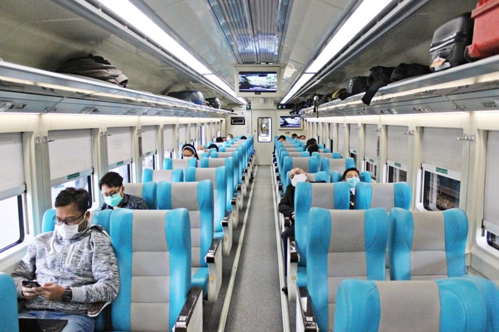 Syarat perjalanan kereta api terbaru kembali diatur pemerintah. Hal itu karena mempertimbangkan kondisi COVID-19 yang masih mewabah di Indonesia.