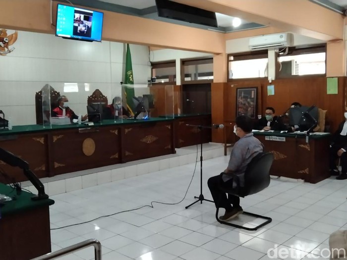 Terdakwa JE saat sidang di PN Malang