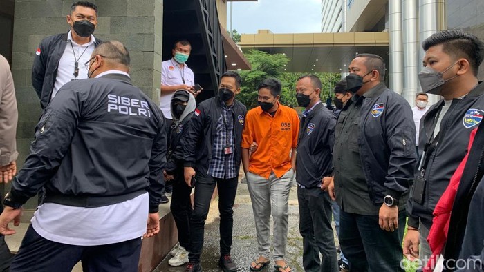 Tersangka afiliator platform Quotex, Doni Salmanan, ditampilkan polisi (Mulia Budi/detikcom)