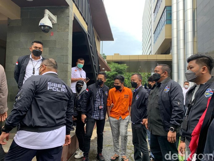 Tersangka afiliator platform Quotex, Doni Salmanan, ditampilkan polisi (Mulia Budi/detikcom)