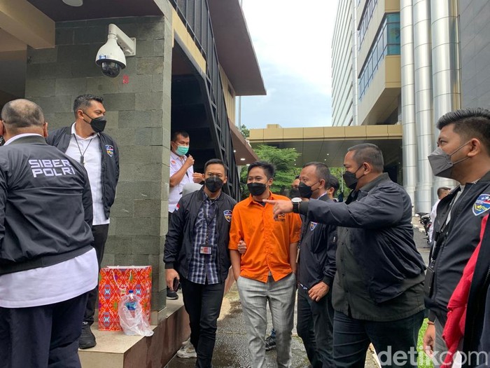 Tersangka afiliator platform Quotex, Doni Salmanan, ditampilkan polisi (Mulia Budi/detikcom)