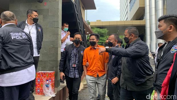 Tersangka afiliator platform Quotex, Doni Salmanan, ditampilkan polisi (Mulia Budi/detikcom)