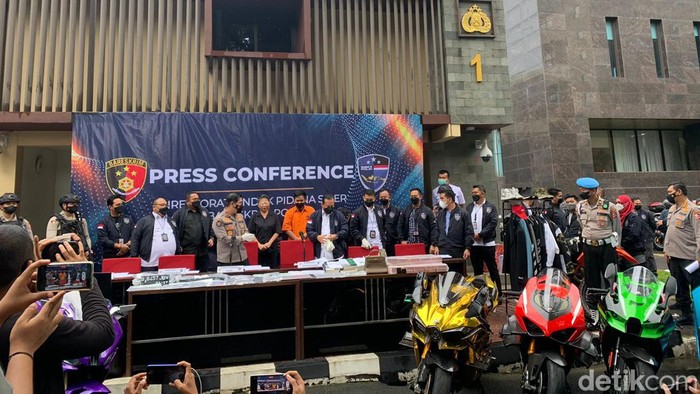Tersangka afiliator platform Quotex, Doni Salmanan, ditampilkan polisi (Mulia Budi/detikcom)