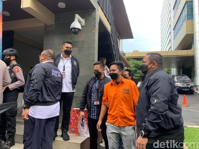 Tersangka afiliator platform Quotex, Doni Salmanan, ditampilkan polisi (Mulia Budi/detikcom) Tersangka afiliator platform Quotex, Doni Salmanan, ditampilkan polisi (Mulia Budi/detikcom)