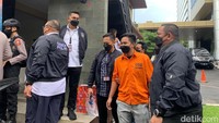 Tersangka afiliator platform Quotex, Doni Salmanan, ditampilkan polisi. Foto: Mulia Budi/detikcom